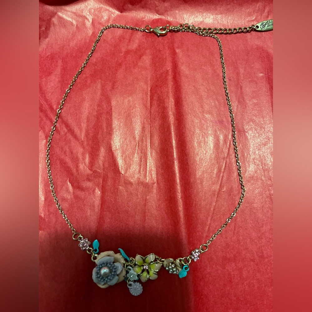 EUC Plunder Julienne necklace flowers